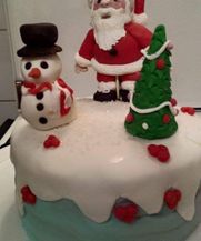 kersttaart, sneeuwpop, kerstman en kerstboom zijn van fondant.